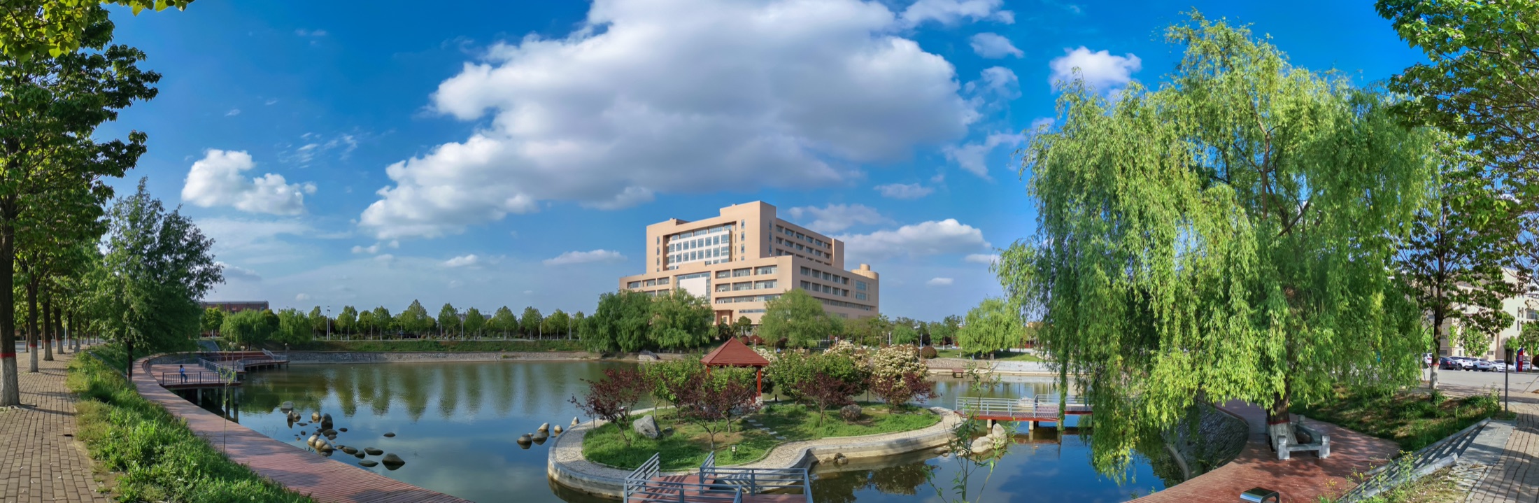 南阳师范学院校园湖景与教学楼